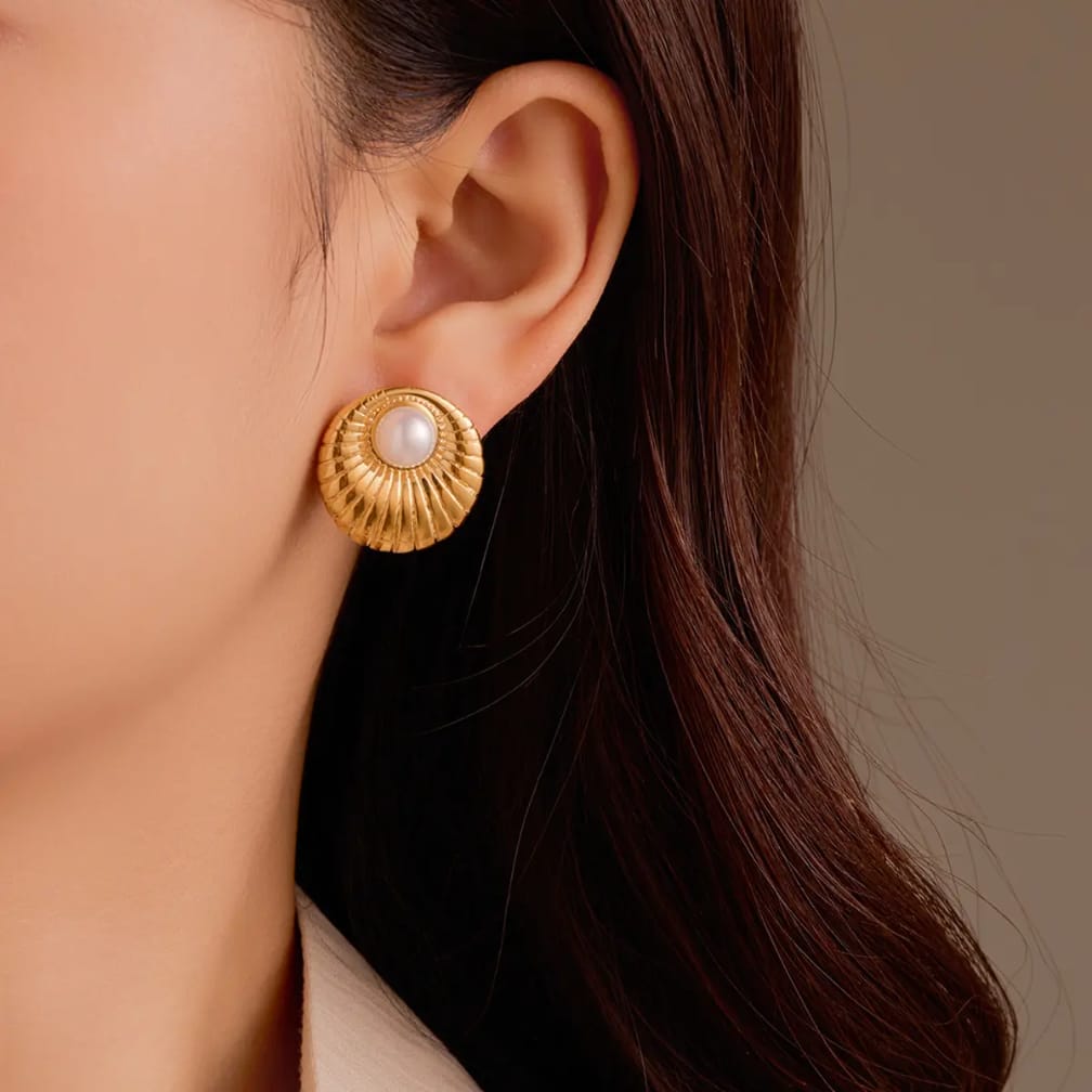 Curve Oyster Earring